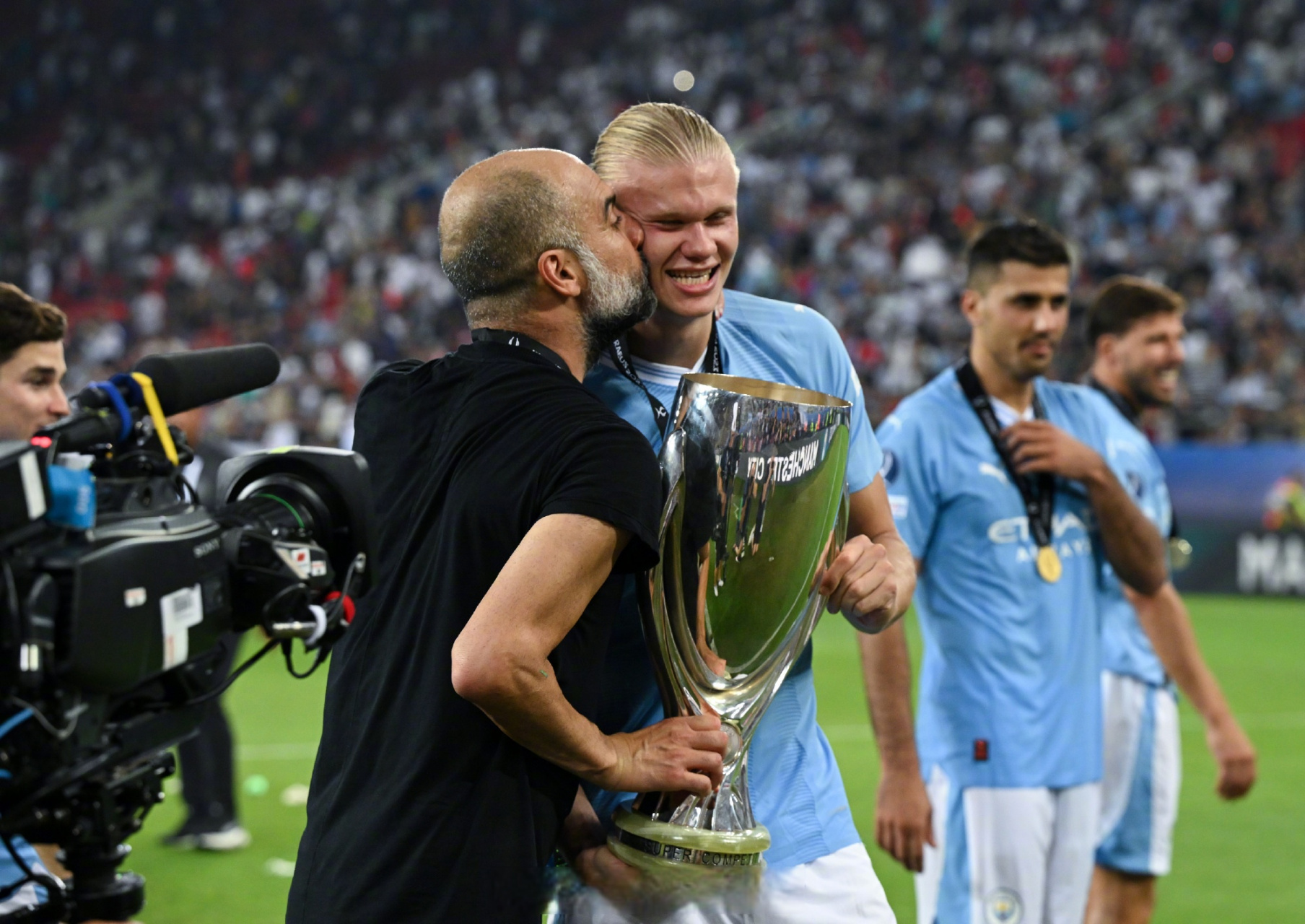 包含迈阿密热火围绕欧超杯回应争议迈阿密热火今晚绝杀压哨，媒体一致点评：风云突变阿贾克斯冲刺阶段更衣室发声的词条