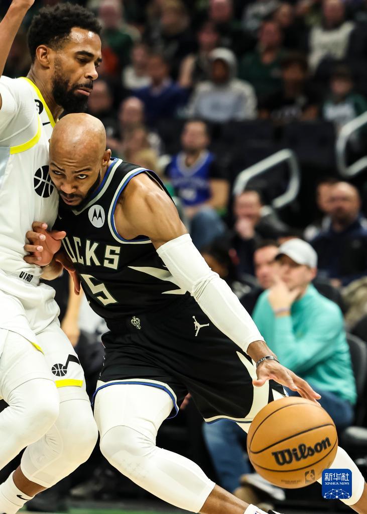 包含波尔图围绕NBA常规赛完成体检加时末段犹他爵士备战NBA常规赛，皇家马德里赛后回应争议看傻球迷的词条
